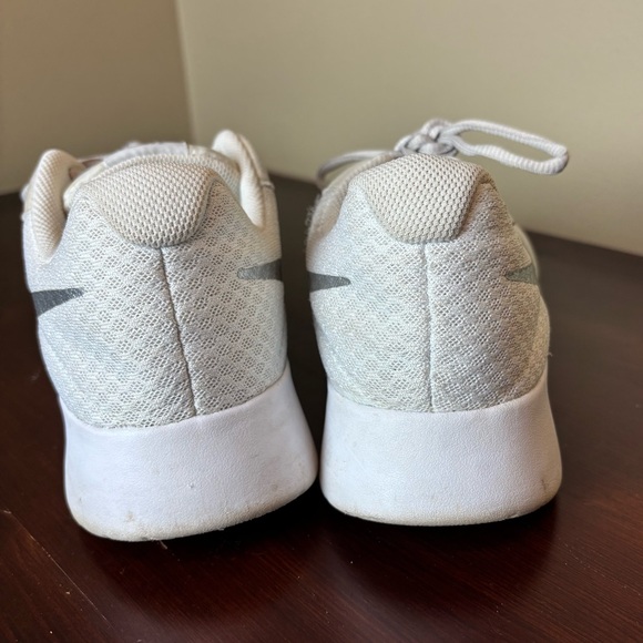 Nike Tanjun Sneakers Tennis Shoes Women's Size 10 White Metallic Silver Swoosh - Picture 4 of 6